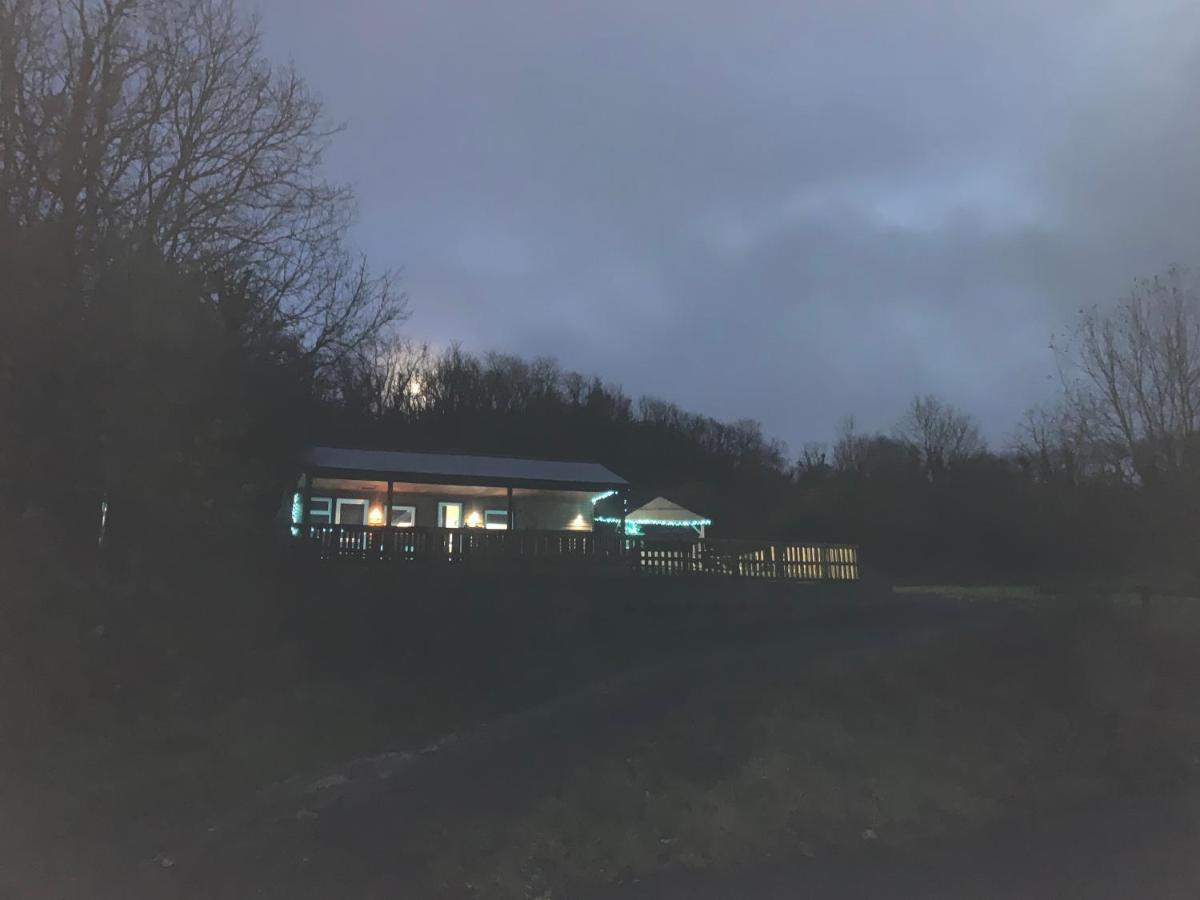 Llandybie Kabin In The Woods מראה חיצוני תמונה